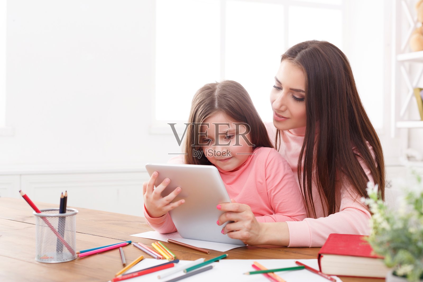 小女孩和她妈妈在家里用平板电脑照片摄影图片