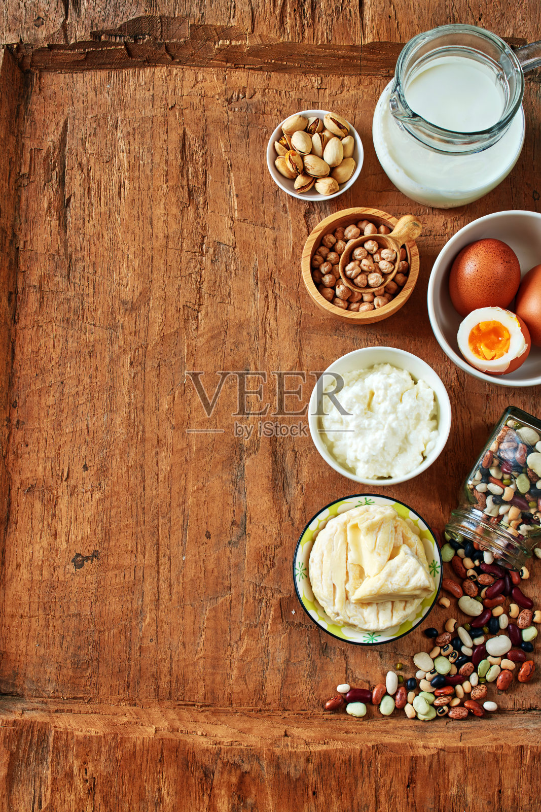 乳制品，鸡蛋，豆类，鹰嘴豆和坚果副本空间。照片摄影图片