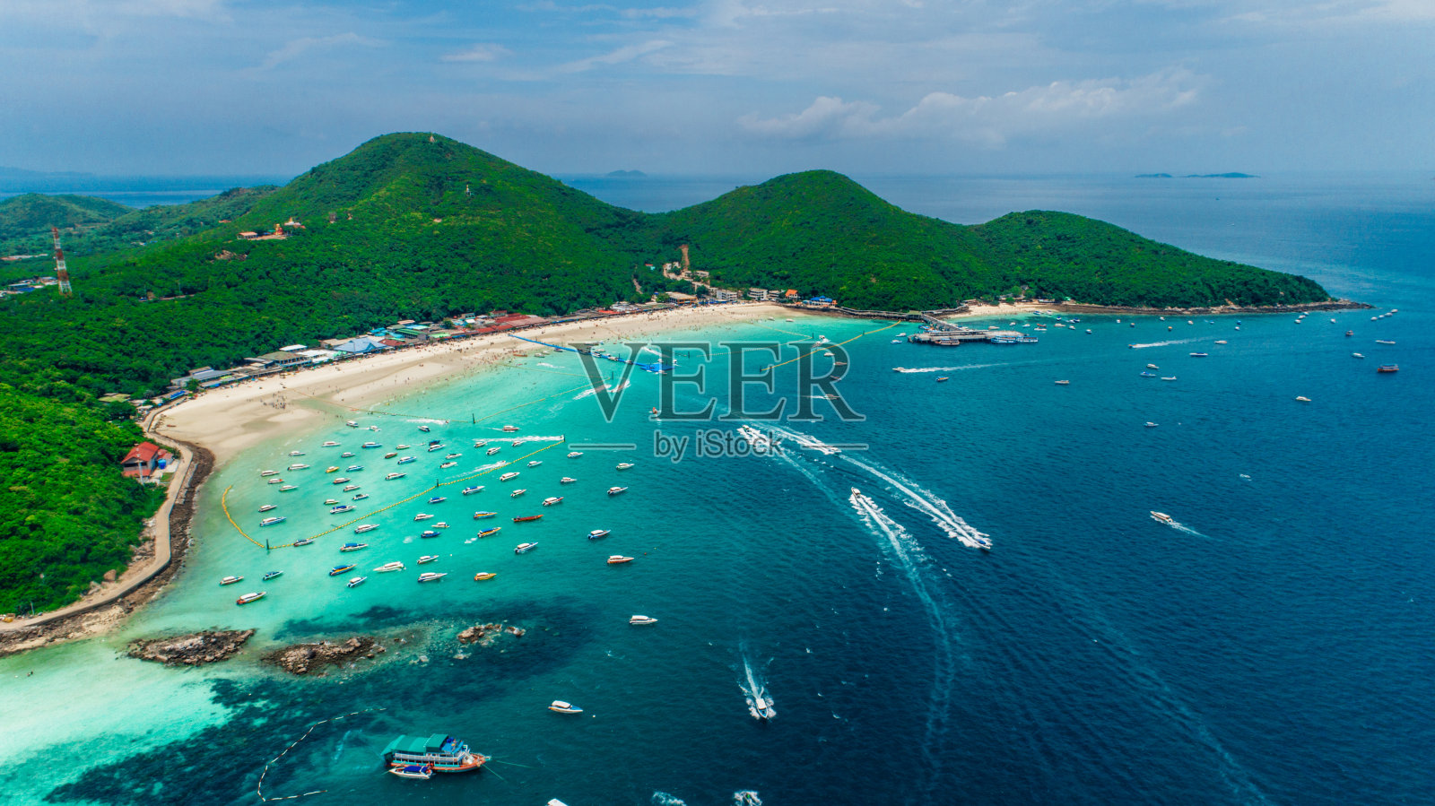 拉恩岛是和平和受欢迎的旅游目的地。泰国美丽的风景，大海和船只。快艇在清澈的水面上。泰国芭堤雅城。照片摄影图片