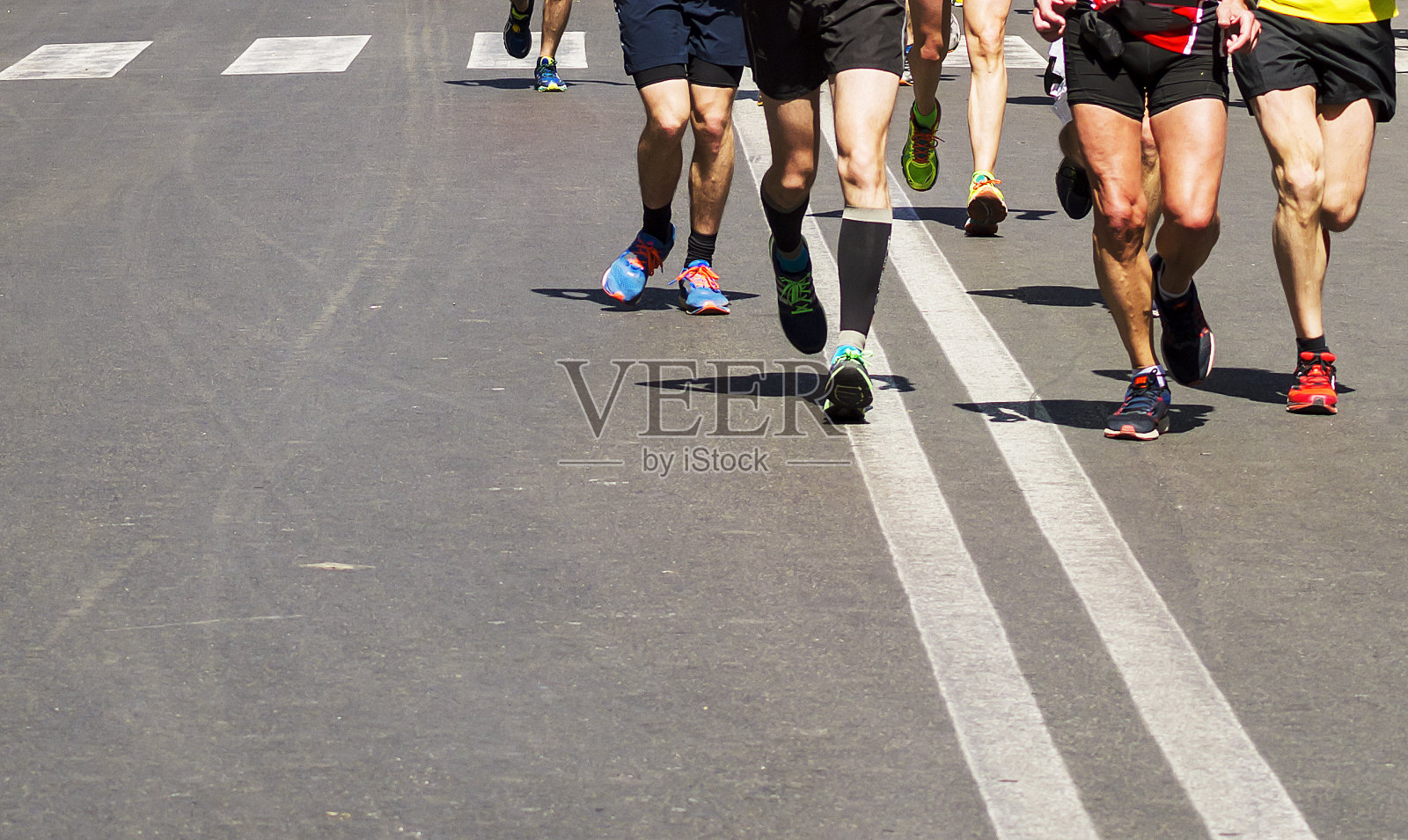 一组跑步者在城市马拉松的细节照片摄影图片