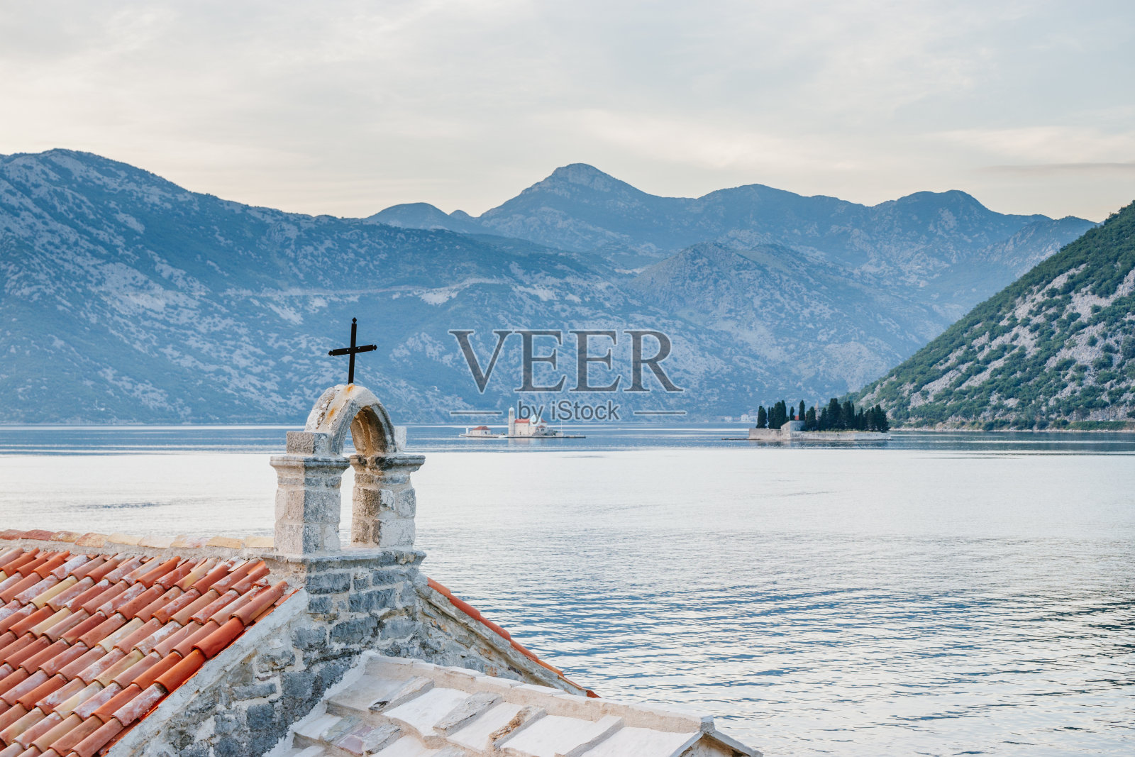 亚得里亚海,地中海的架构。在前景的旧教堂的十字架。风景如画的海湾。照片摄影图片
