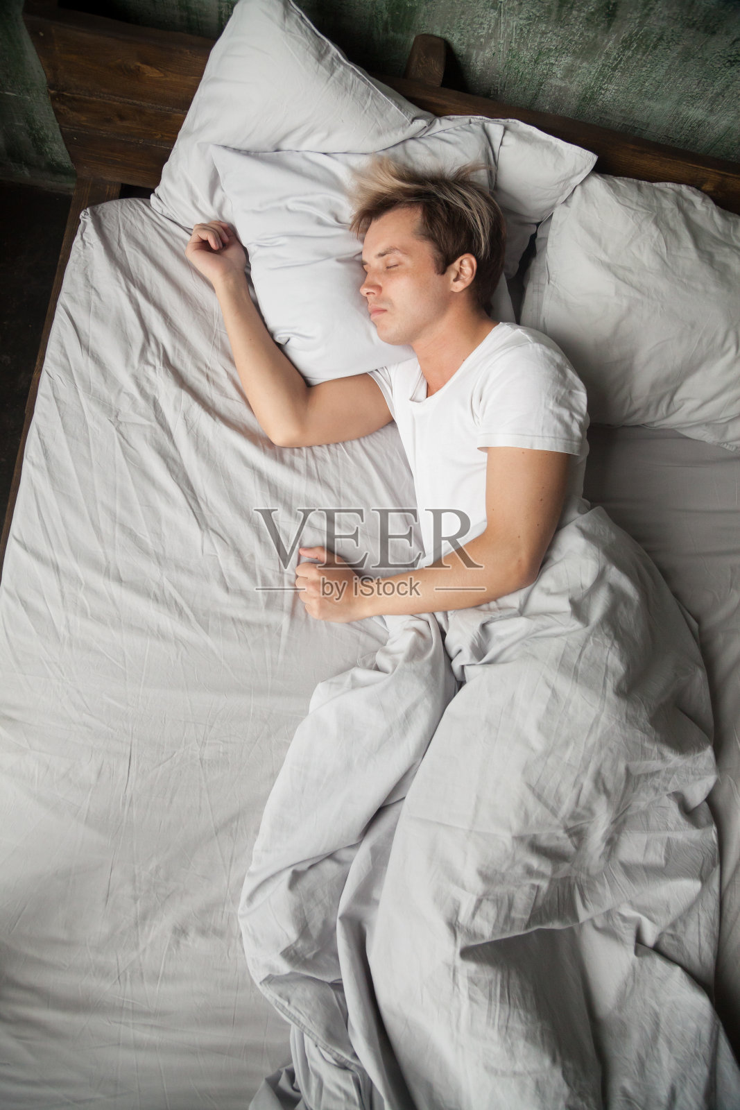 女性在客厅睡觉，在中午休息一会儿照片摄影图片_ID:352455447-Veer图库