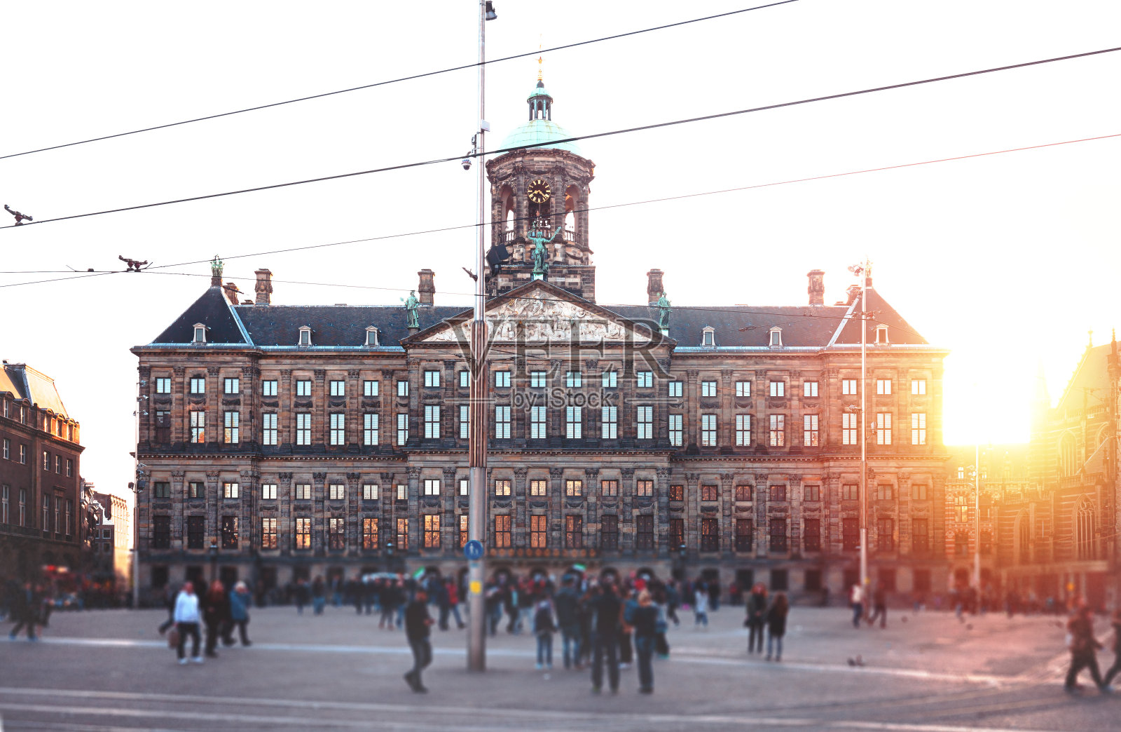 日落时分，大坝广场上的阿姆斯特丹皇家宫殿照片摄影图片