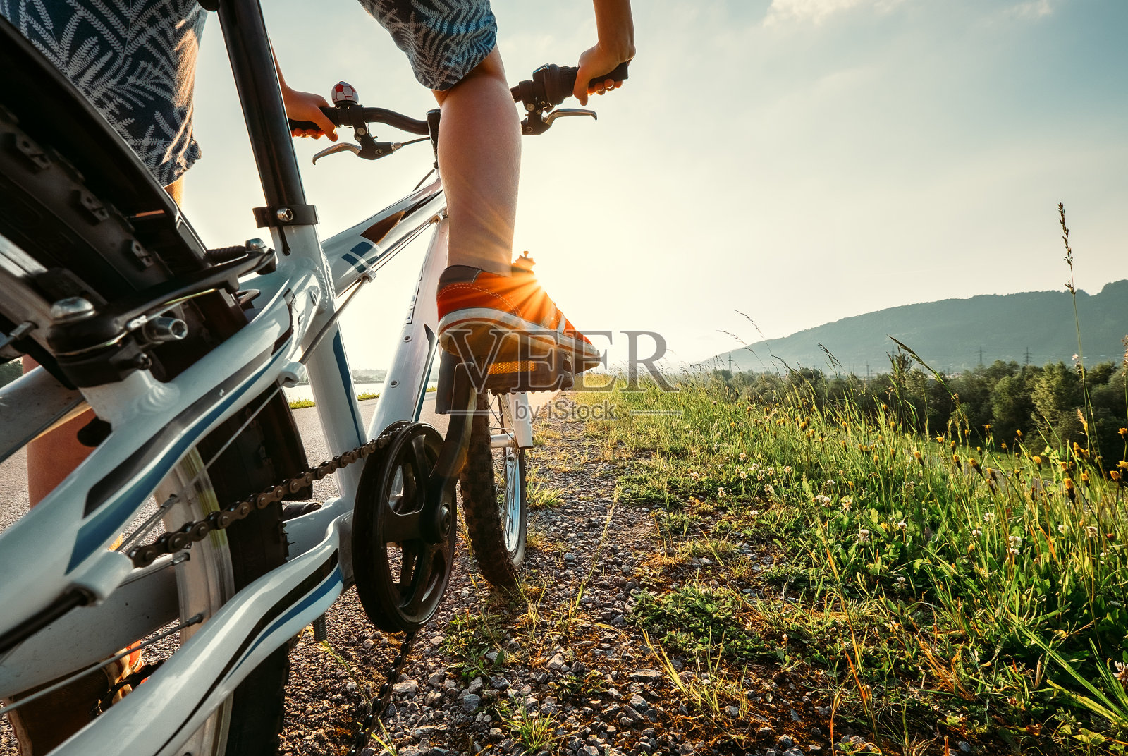 男孩脚上的红色运动鞋在自行车踏板近距离图像照片摄影图片