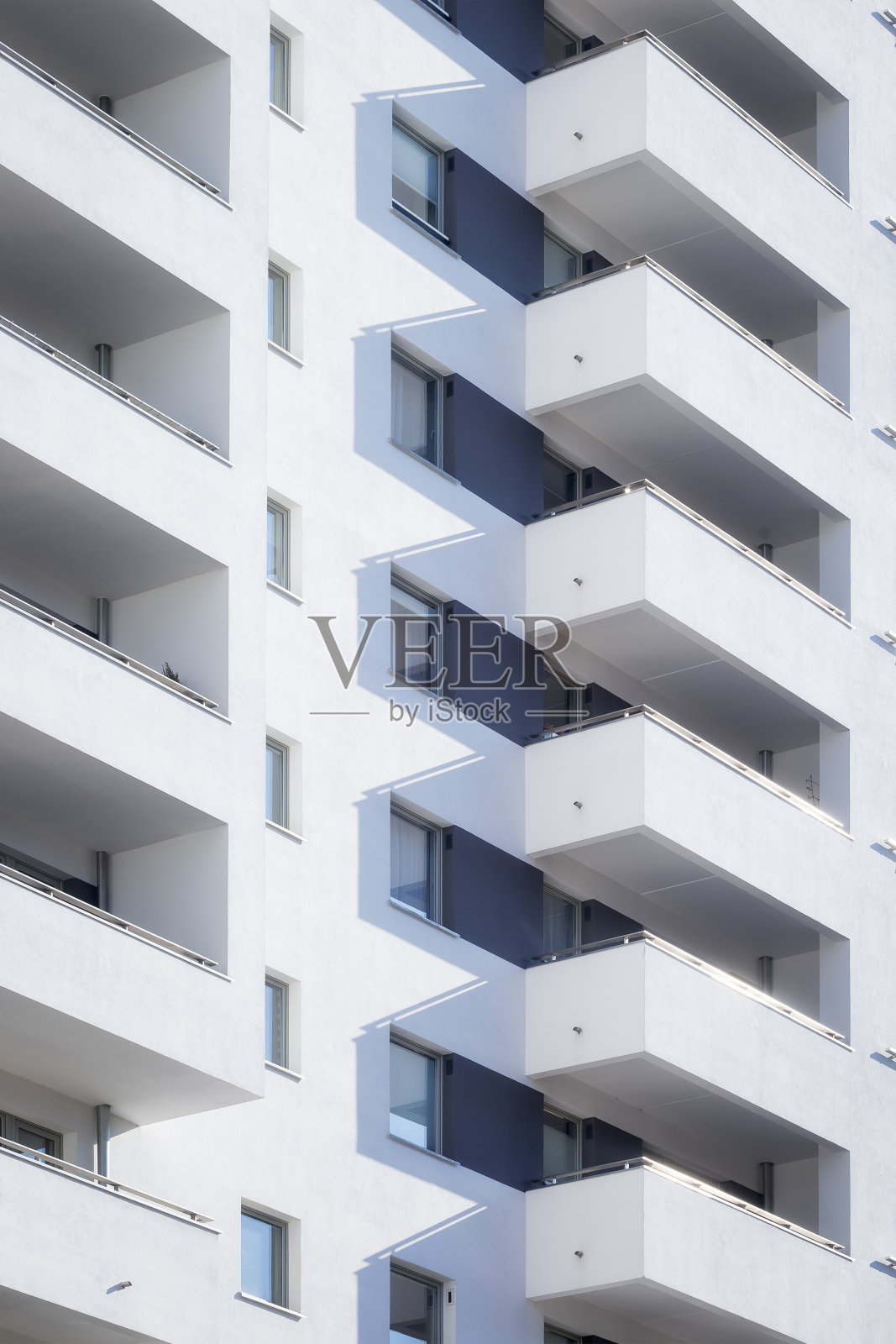 一排排的阳台在现代白色公寓大楼照片摄影图片