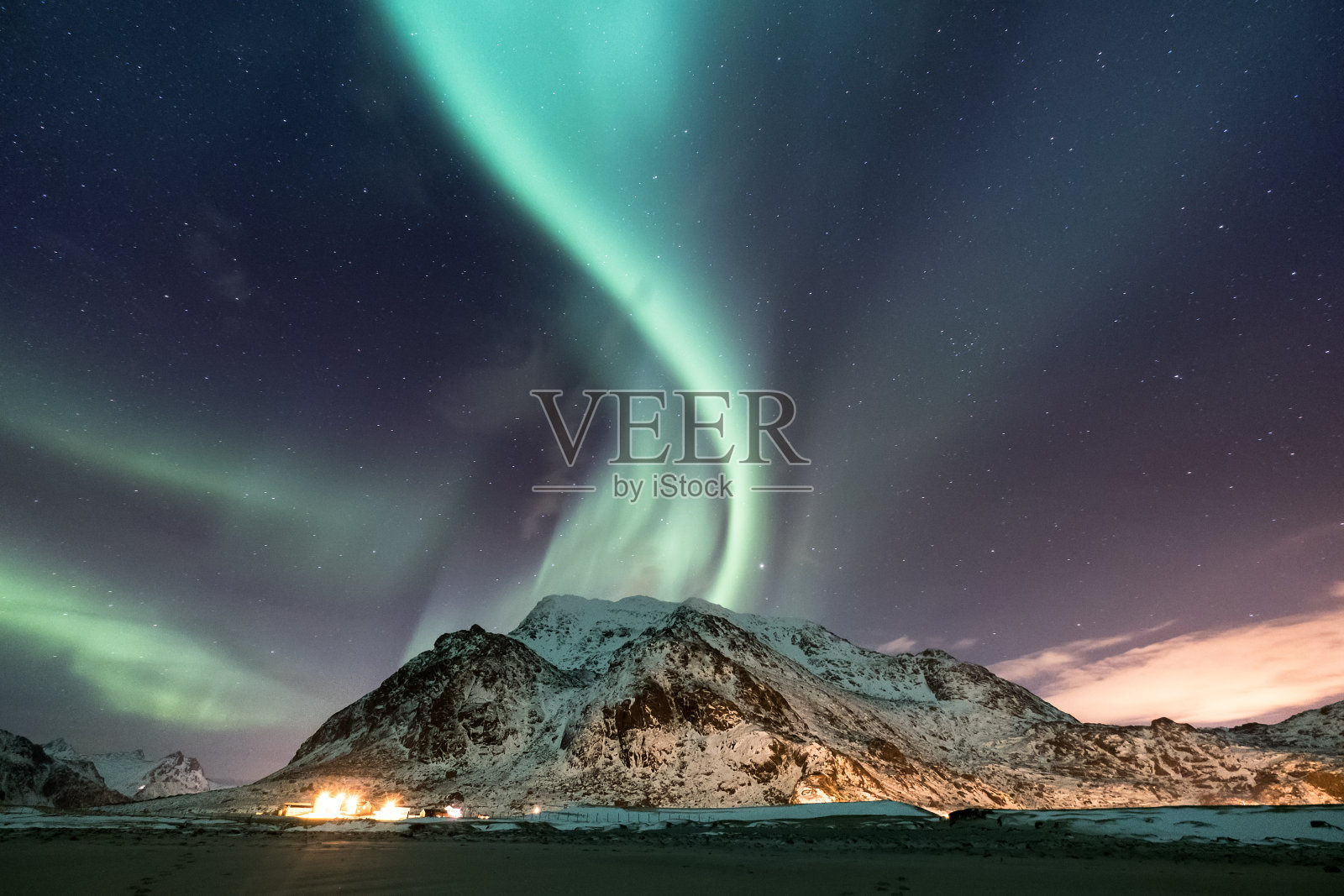 群山之下的北方之光。挪威美丽的自然景观照片摄影图片