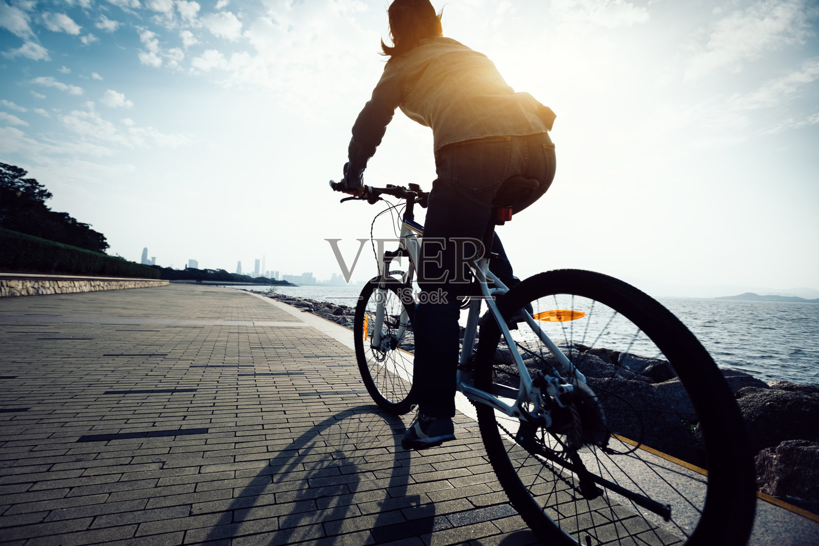 骑自行车的人在日出的海岸小径上骑自行车照片摄影图片