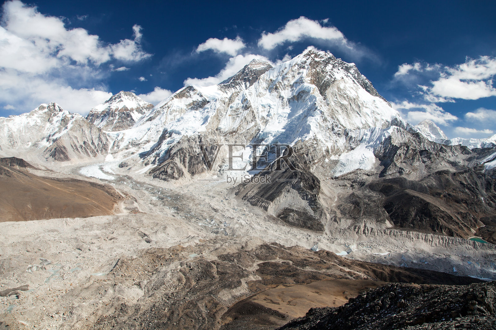 珠穆朗玛峰和Nuptse的全景照片摄影图片