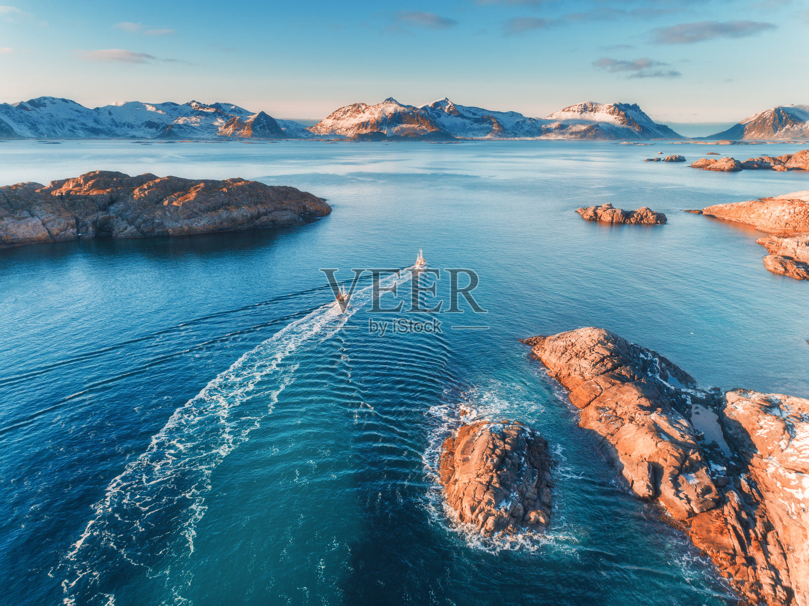 鸟瞰图渔船，岩石在蓝色的海洋照片摄影图片