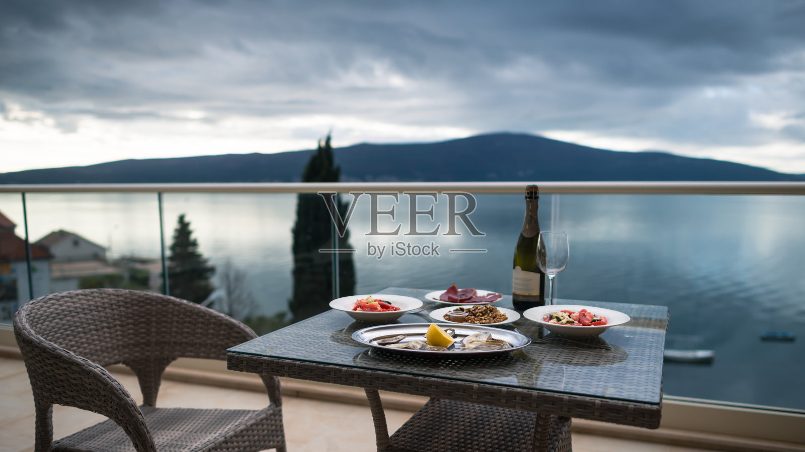 餐桌与当地的食物和葡萄酒在家里的阳台照片摄影图片