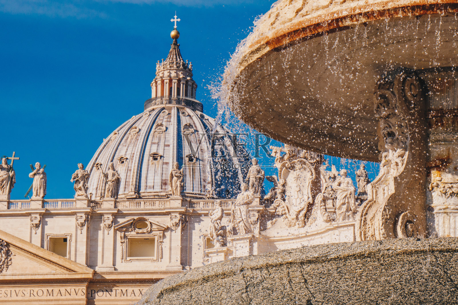 圣彼得大教堂的圆顶和喷泉在梵蒂冈城，意大利罗马。注意穹顶。照片摄影图片