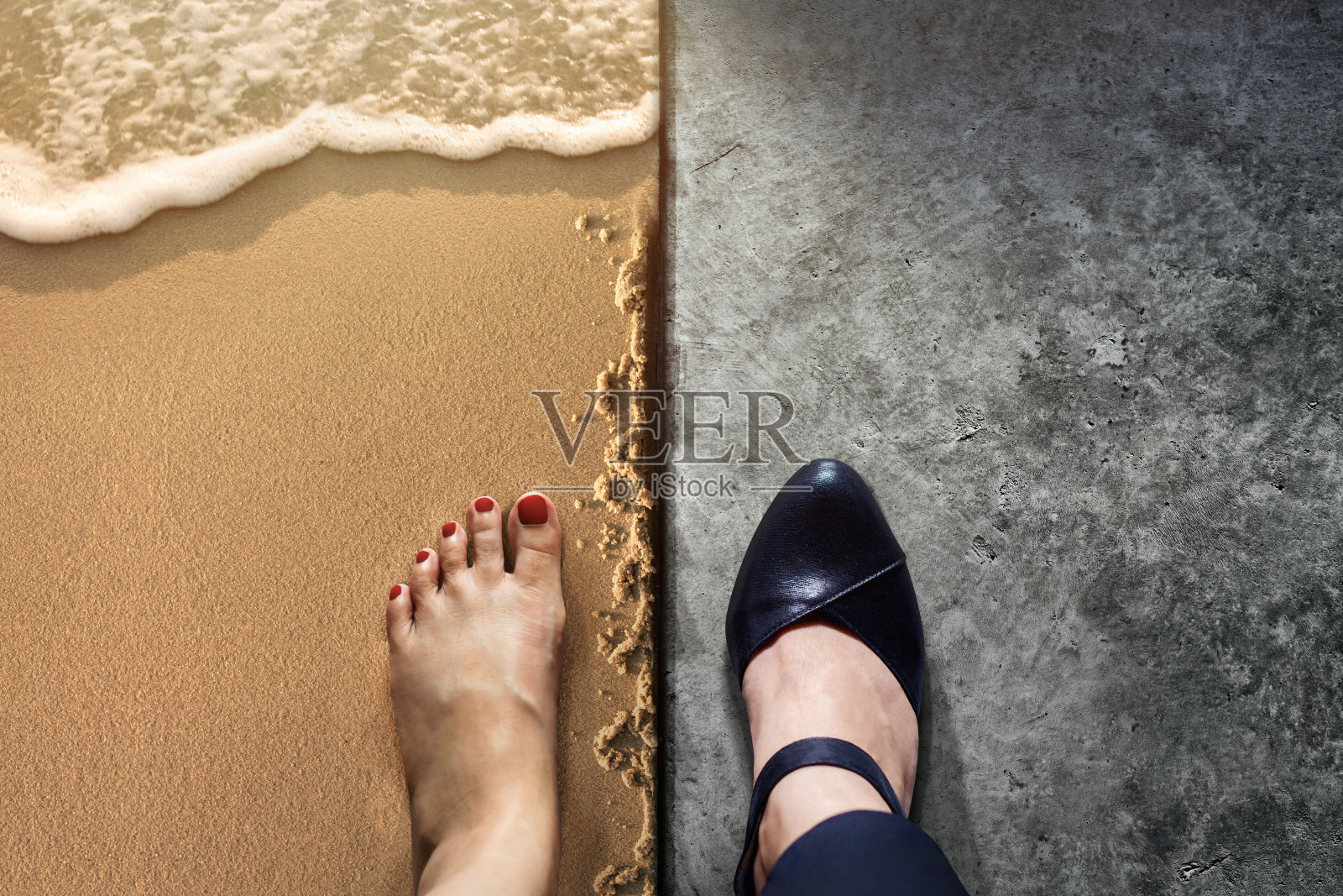 生活平衡概念的工作和旅行目前在顶视图的位置，一半的商业工作妇女鞋在水泥地板和女性的赤脚在沙滩上照片摄影图片