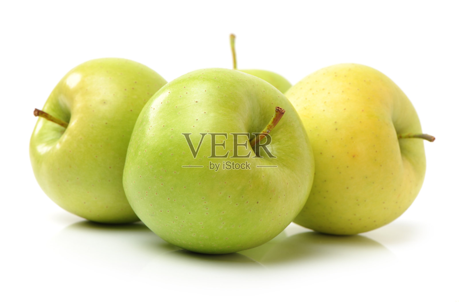 分开白色的绿色和绿色的苹果水果在白色的背景照片摄影图片