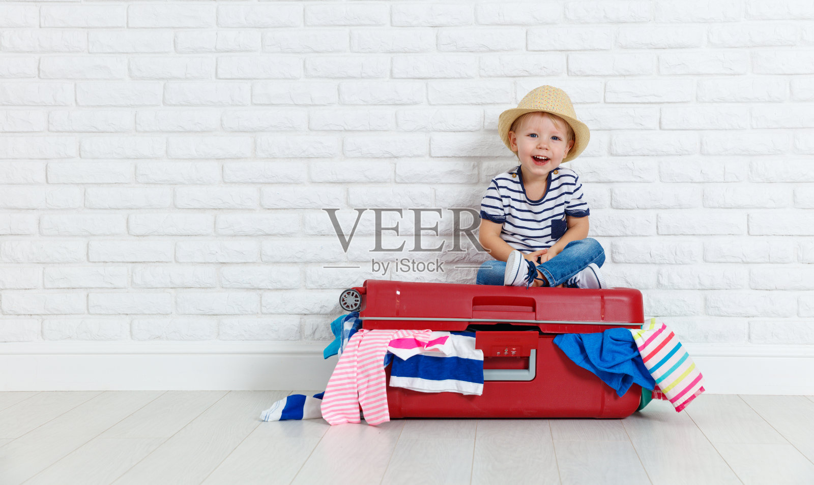旅游概念。快乐有趣的小男孩带着手提箱照片摄影图片