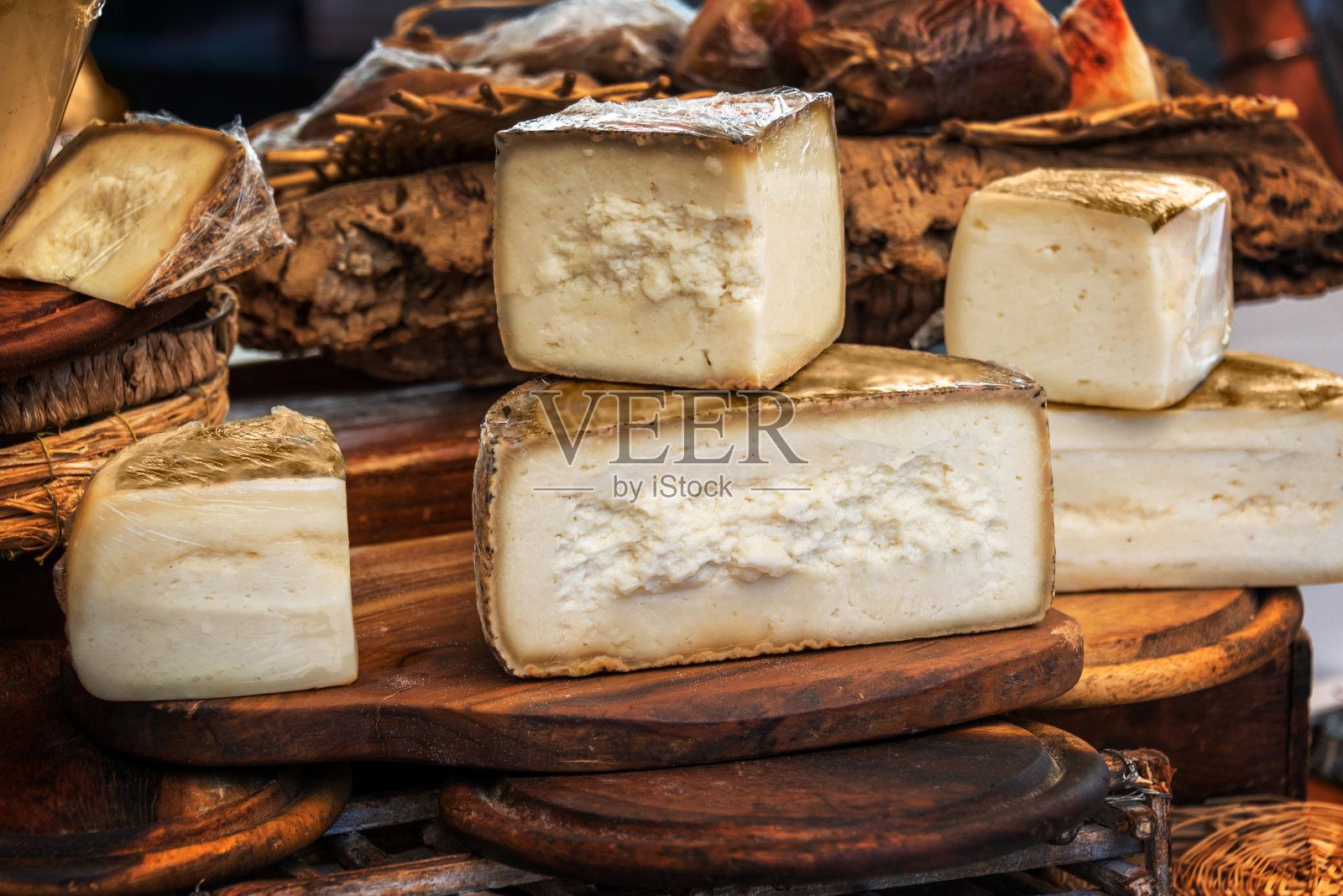 木制品上的意大利羊乳干酪照片摄影图片