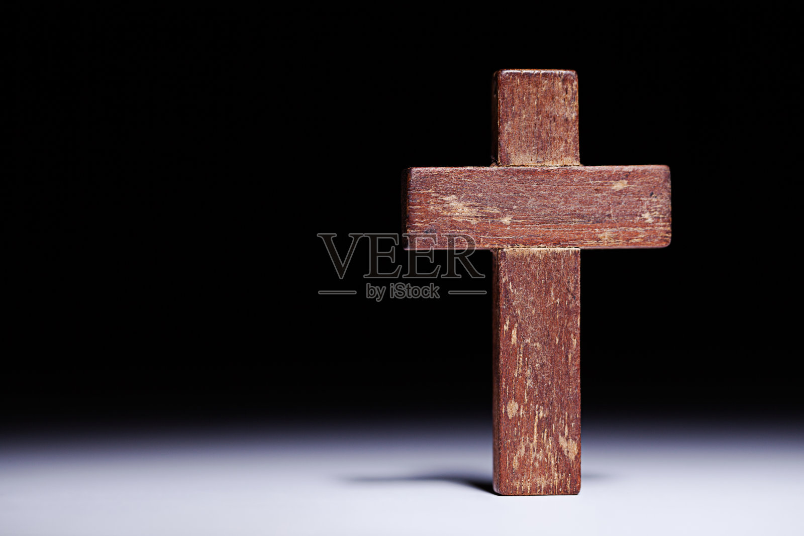 木制基督教十字架。照片摄影图片
