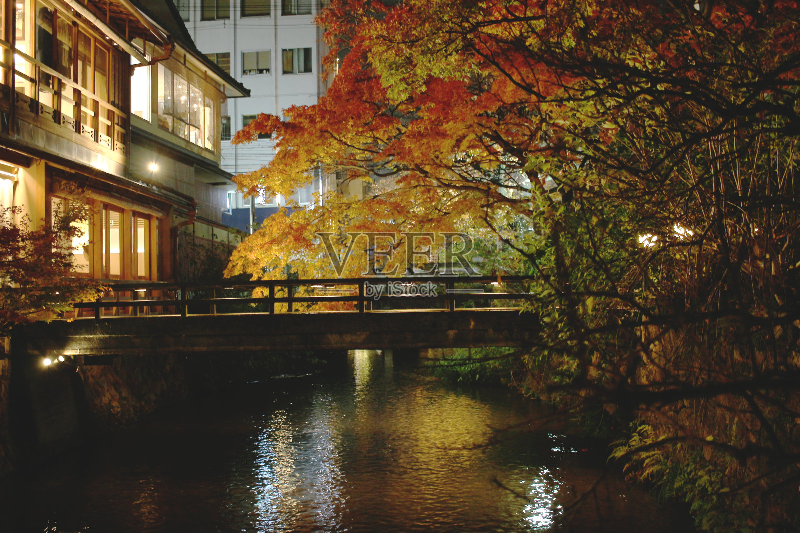 祗园白川在秋天的夜景照片摄影图片
