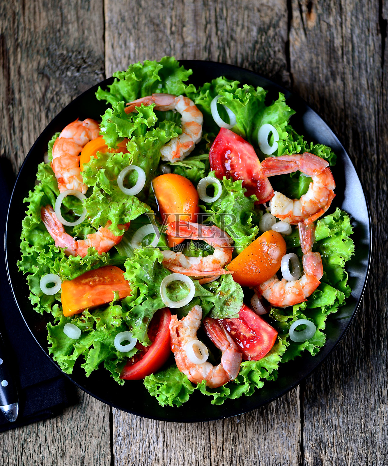 健康的沙拉，红色和黄色的西红柿，虾，甜洋葱，生菜，香醋和橄榄油。照片摄影图片