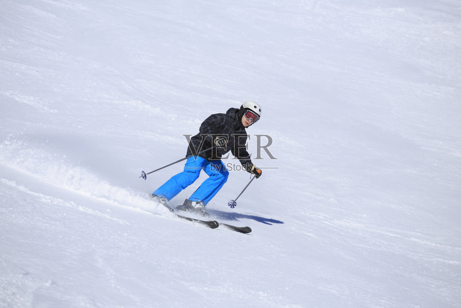 业余的冬季运动。在欧洲意大利，十几岁的男孩在阳光明媚的滑雪胜地Dolomites滑雪。照片摄影图片