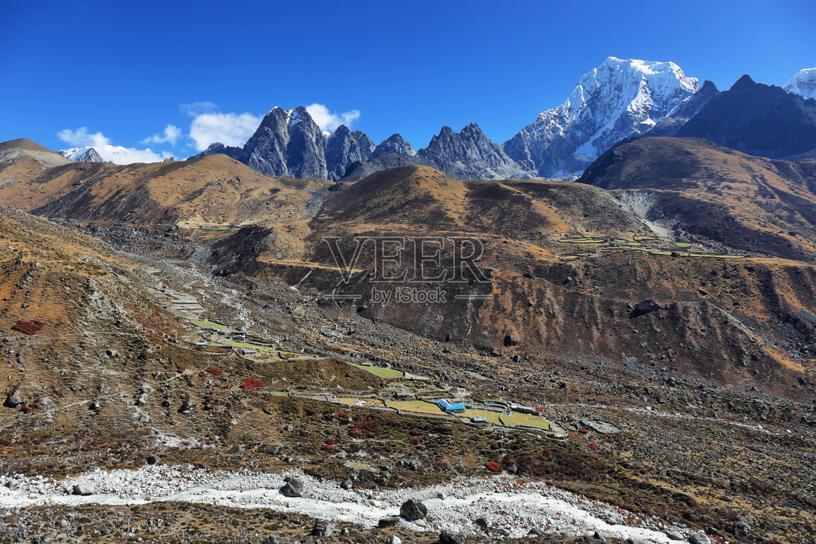 Macchermo附近的山峰，尼泊尔照片摄影图片