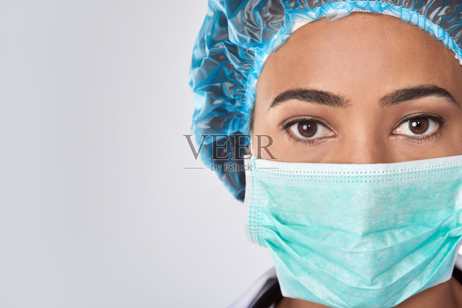 混血女外科医生在外科口罩的特写照片摄影图片