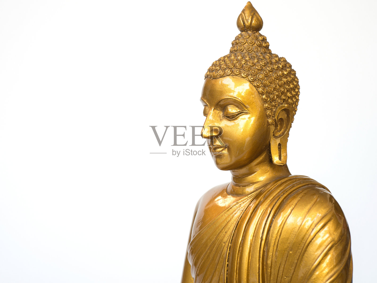 白色背景(孤立背景)上的金色古色古香佛像。佛陀的脸向右转。照片摄影图片