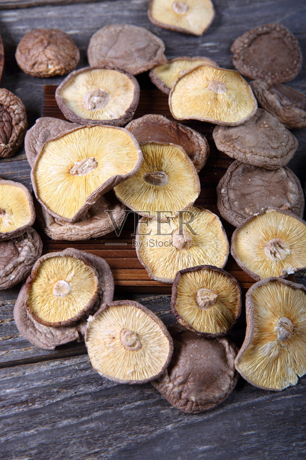 木桌上的香菇照片摄影图片