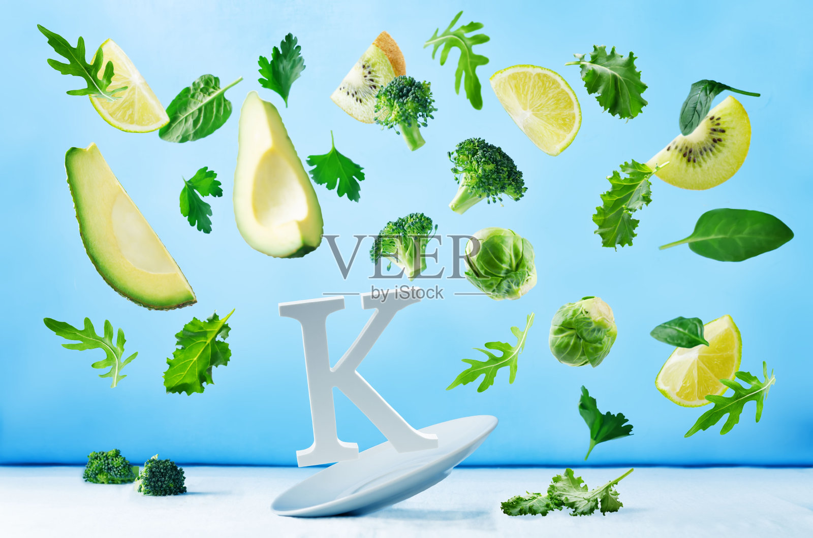 富含维生素k的飞行食物。绿色蔬菜照片摄影图片