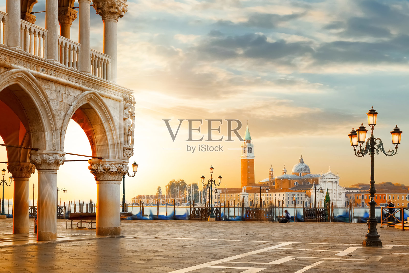 威尼斯的明信片。世界著名的威尼斯地标。在令人惊叹的日出期间，圣马可广场和圣乔治教堂。意大利的旅游和旅游概念。照片摄影图片