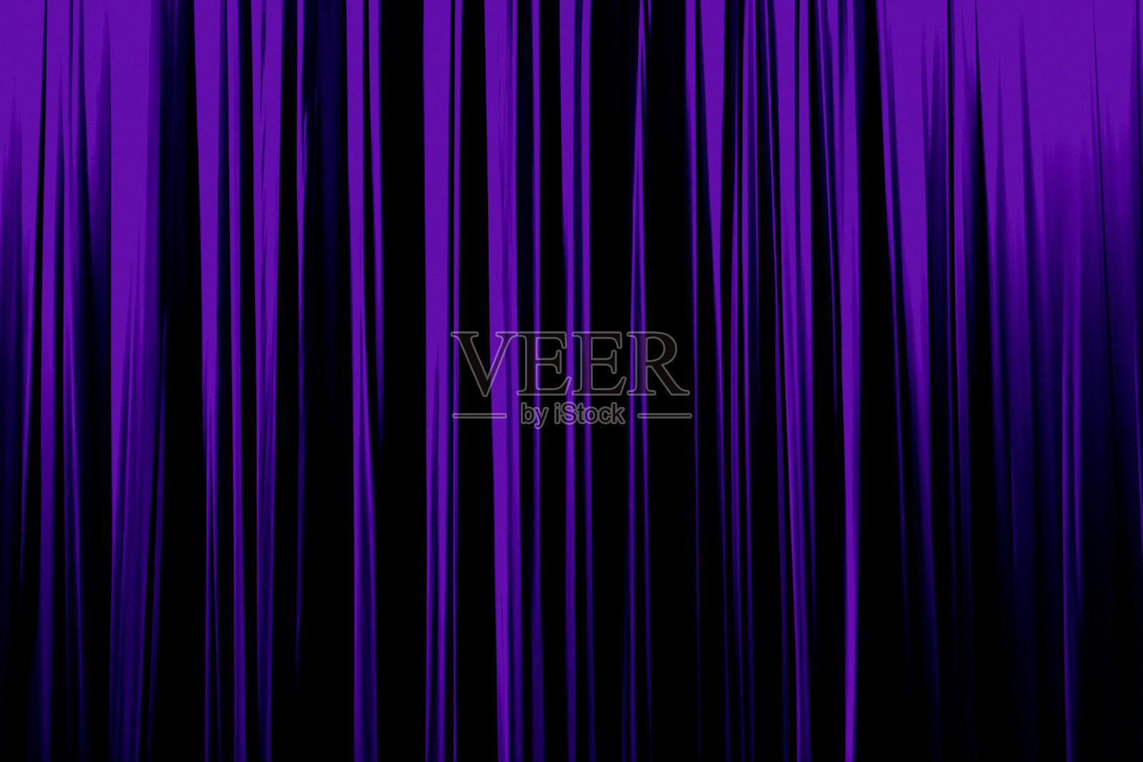 紫色条纹窗帘以剧场优雅的纹理为背景。2018年度紫外光色。照片摄影图片
