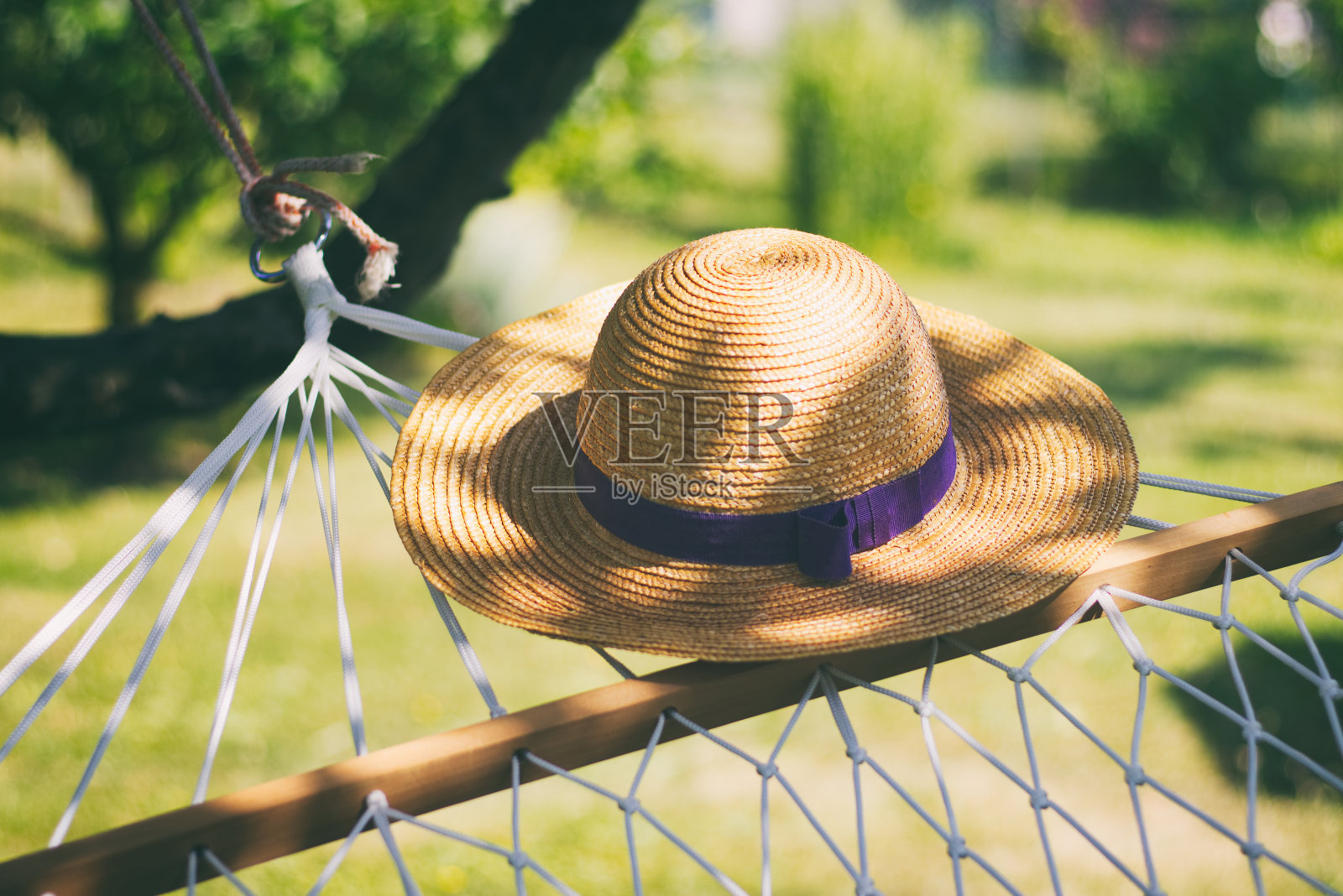 一个阳光明媚的夏日，吊床上的草帽照片摄影图片