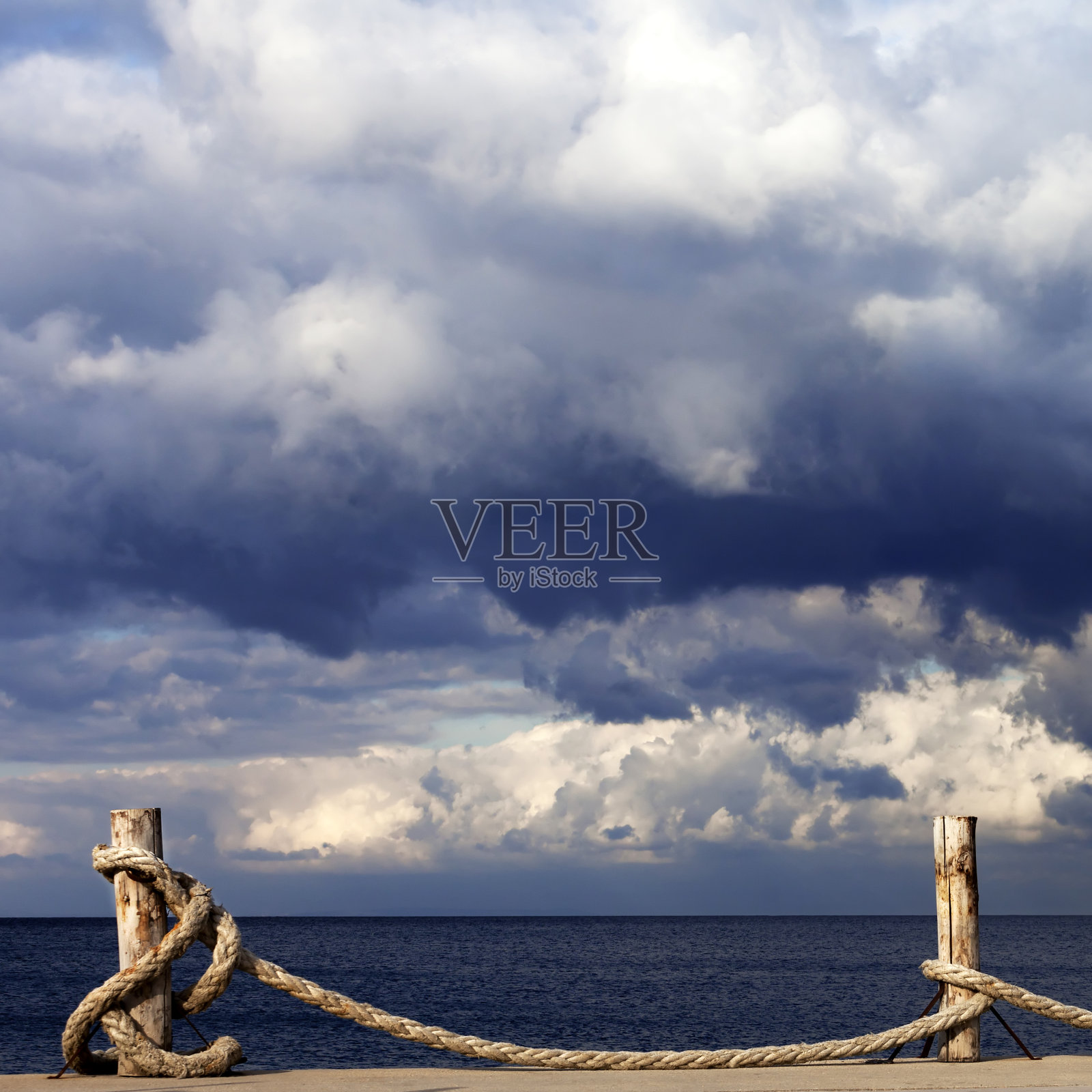 临海，大海和乌云天空前的风暴照片摄影图片