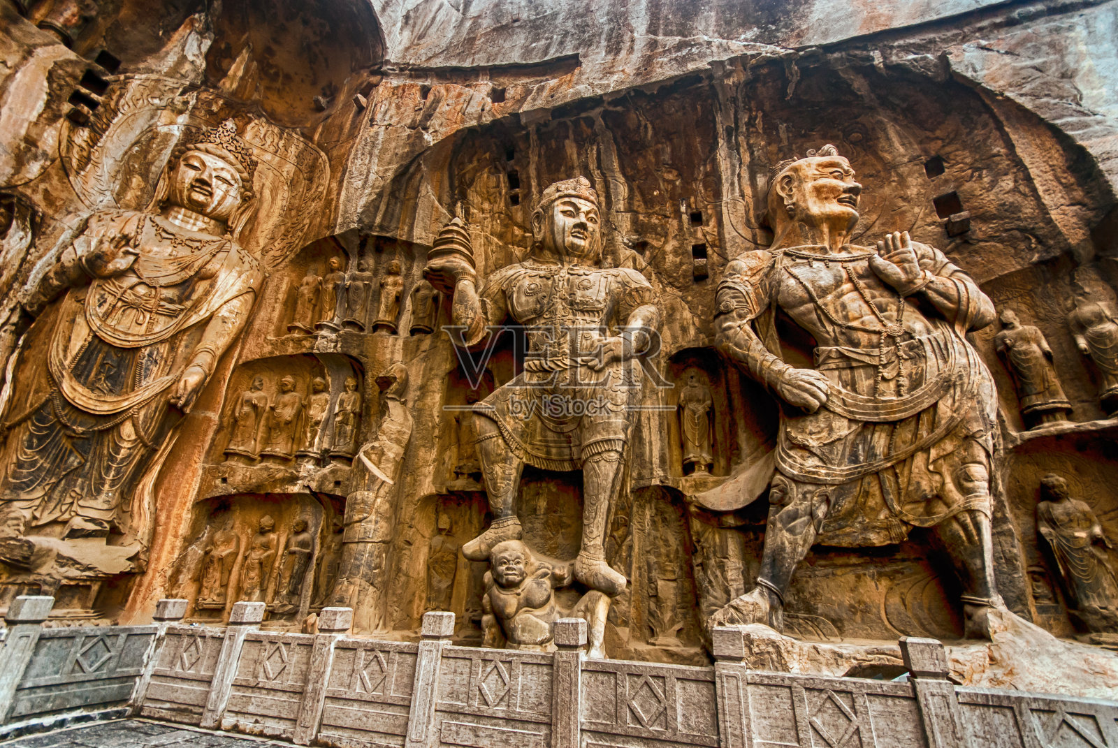 2007年10月28日，游客在中国洛阳参观龙门石窟。它是中国河南洛阳四大著名石窟之一。联合国教科文组织世界遗产。照片摄影图片