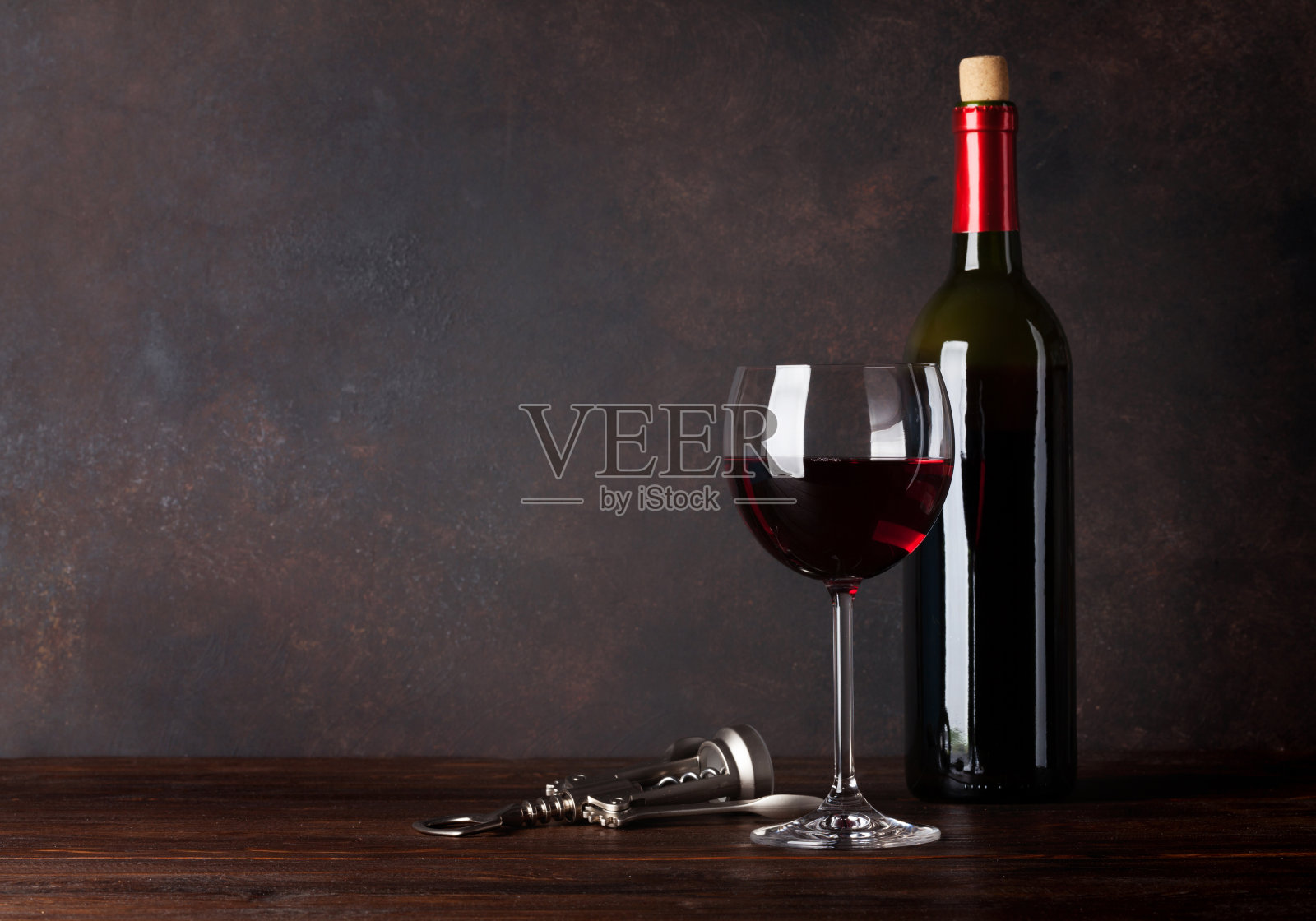 红酒瓶和玻璃杯照片摄影图片
