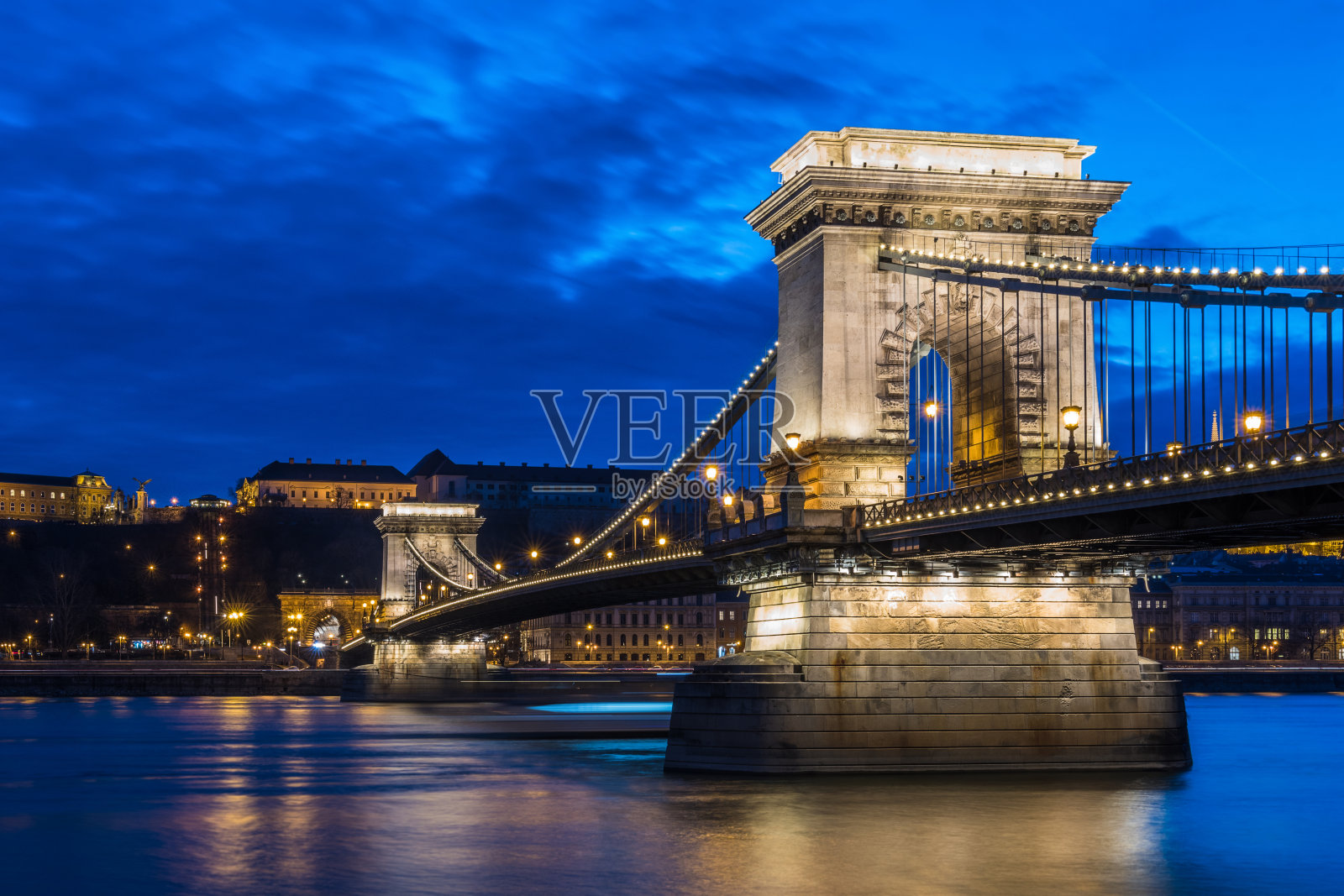 夜间的布达佩斯铁链桥照片摄影图片