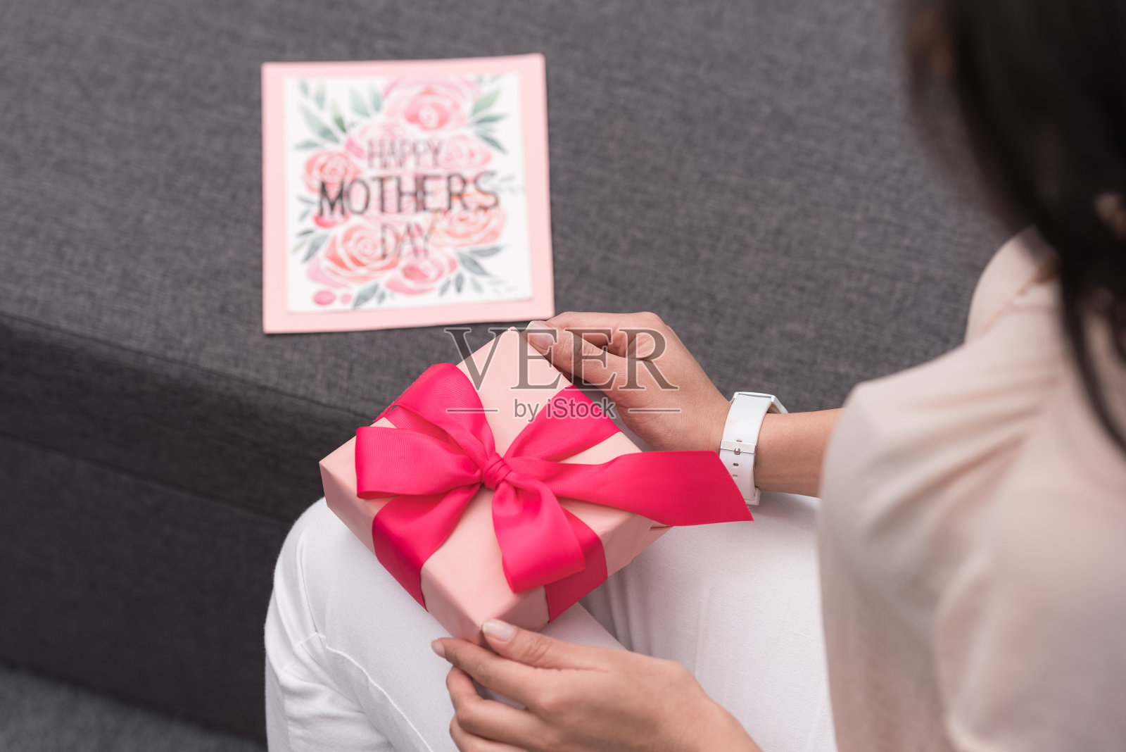 裁剪图像的非洲裔美国母亲打开母亲节的礼物照片摄影图片