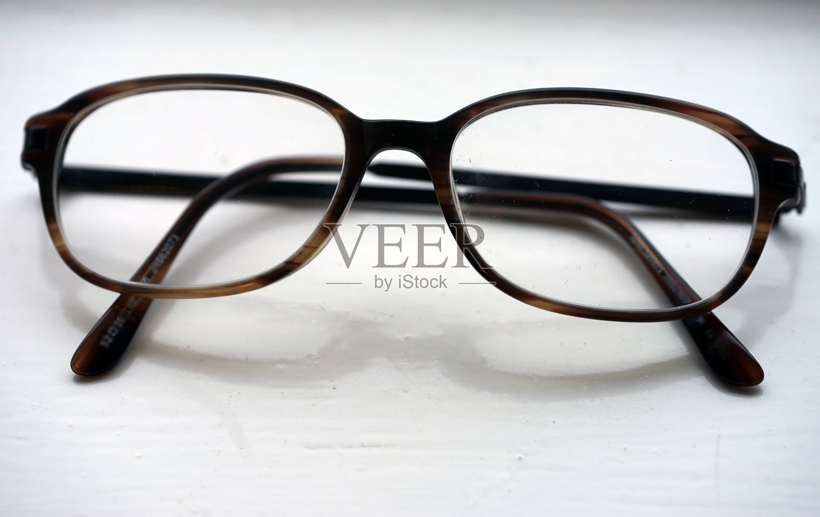 眼镜或一副深棕色折叠眼镜照片摄影图片