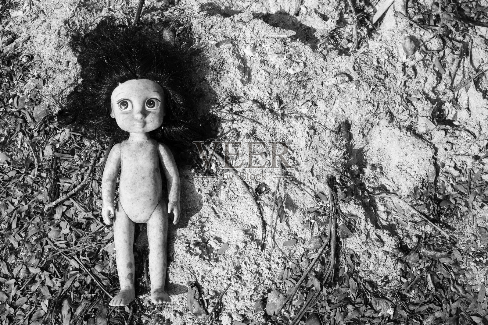 破旧的玩具娃娃在废墟中照片摄影图片