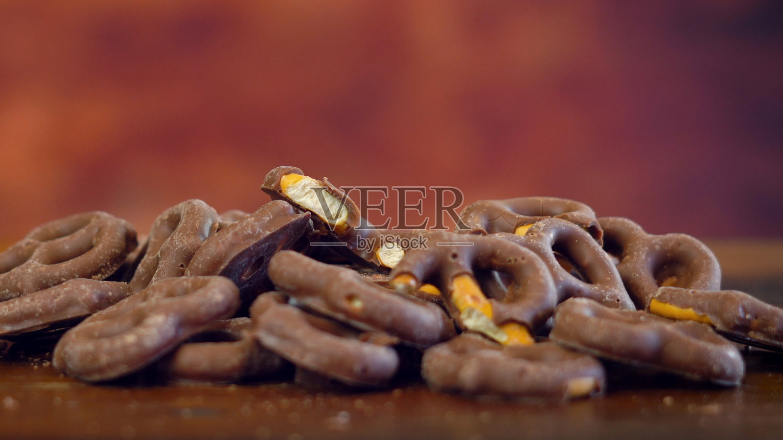 甜和咸巧克力覆盖椒盐卷饼零食微距近照片摄影图片