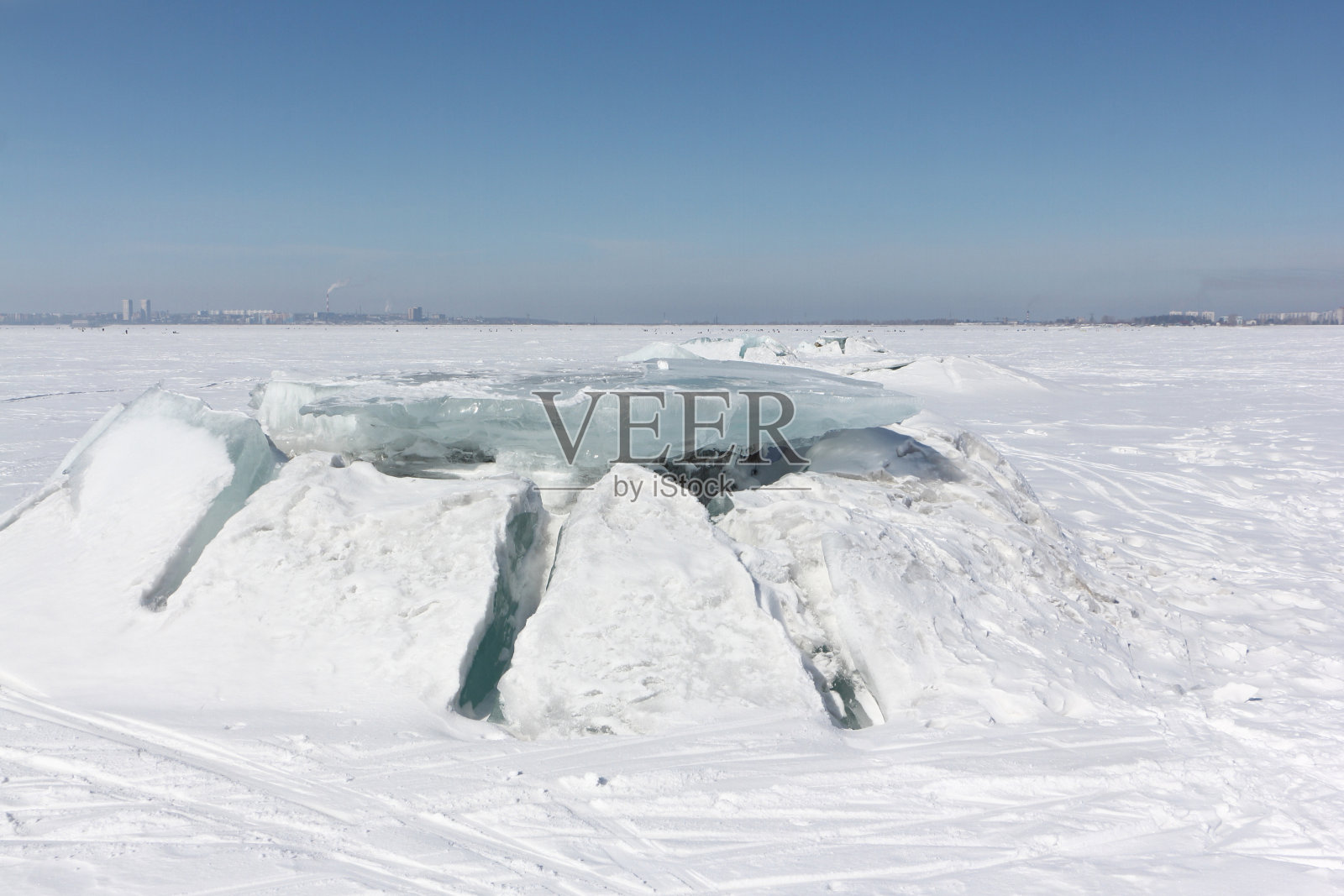 俄罗斯鄂毕河水库，早春河面上的冰开始融化照片摄影图片
