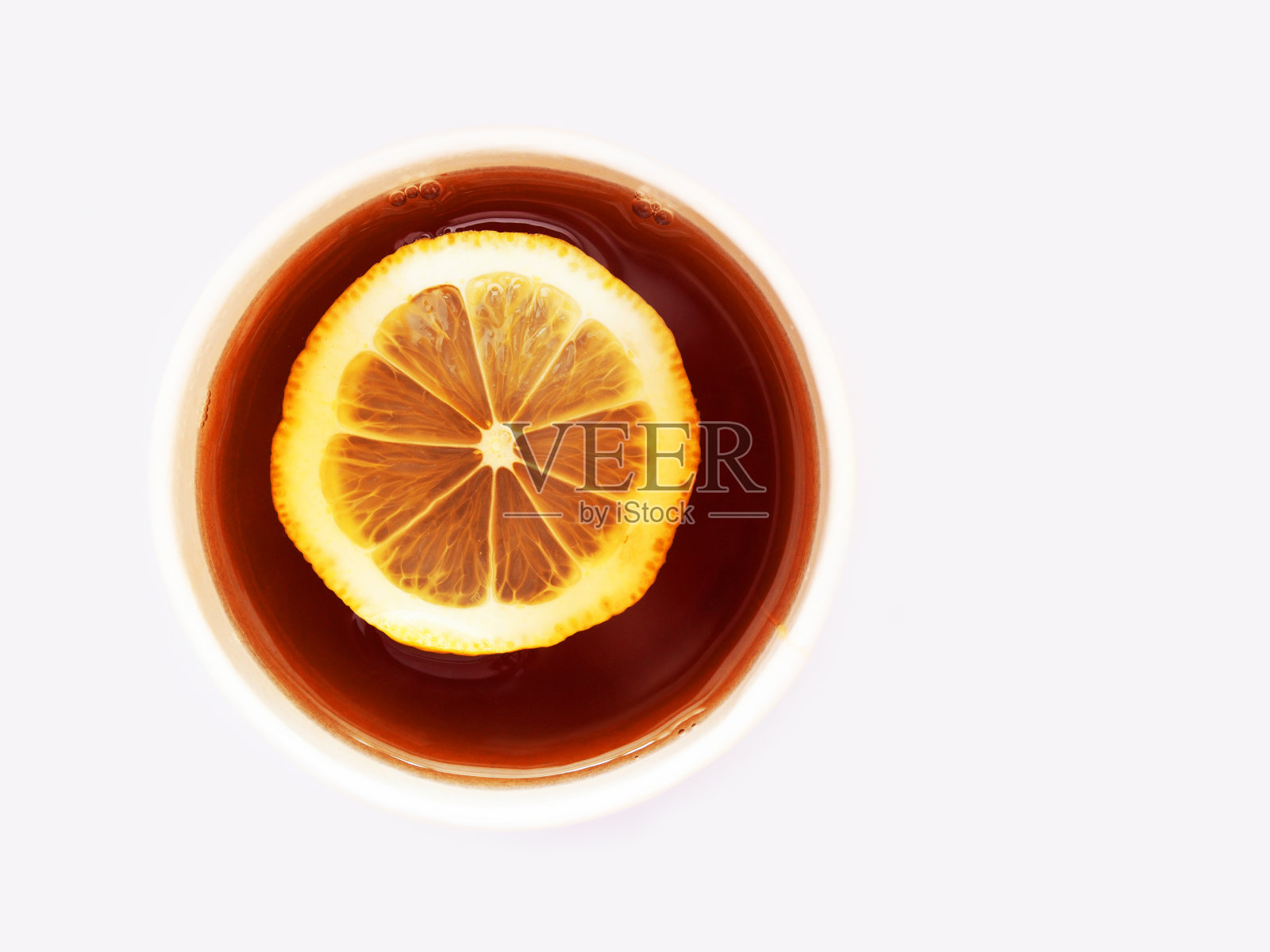 热冲泡红茶与柠檬片顶视图孤立在光背景。白纸杯，伯爵茶，热饮照片摄影图片