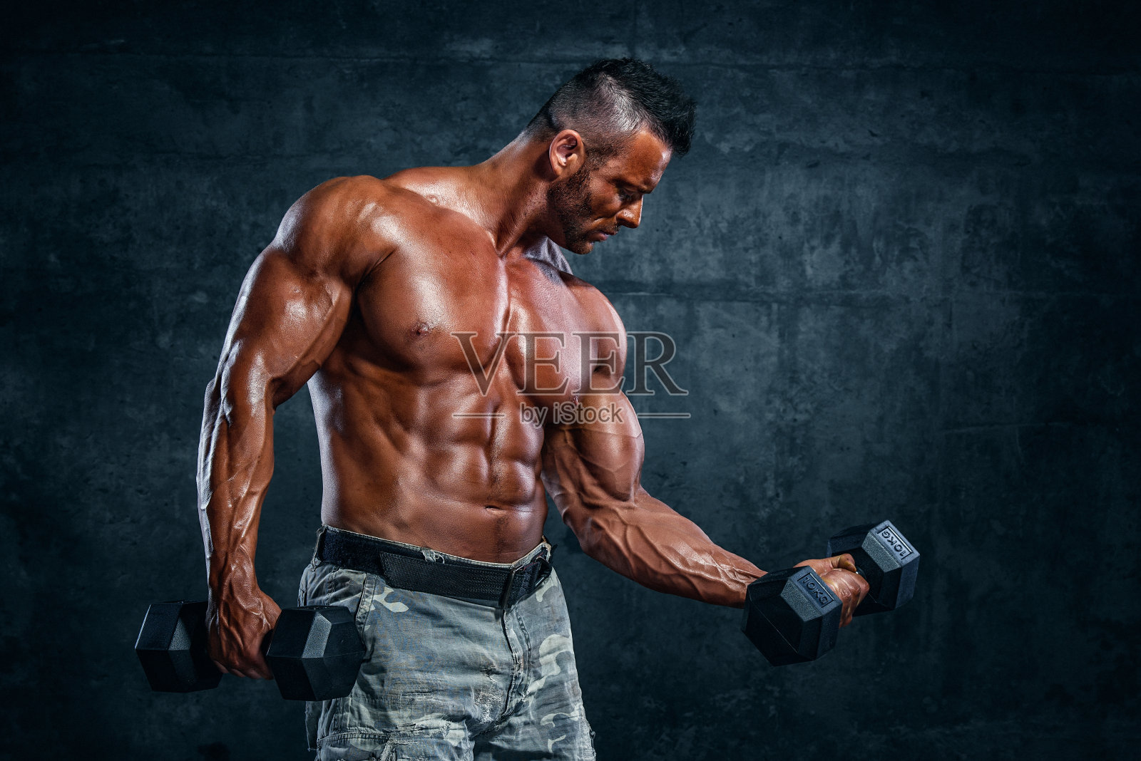 肌肉男用重量来锻炼照片摄影图片