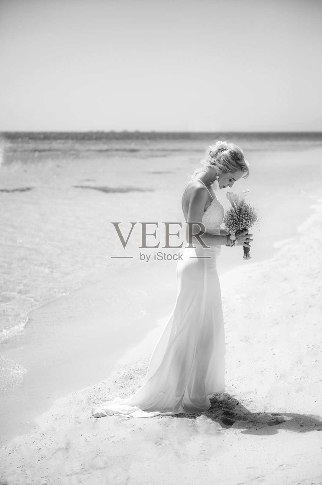 美丽的新娘在热带海滩婚礼的日子照片摄影图片