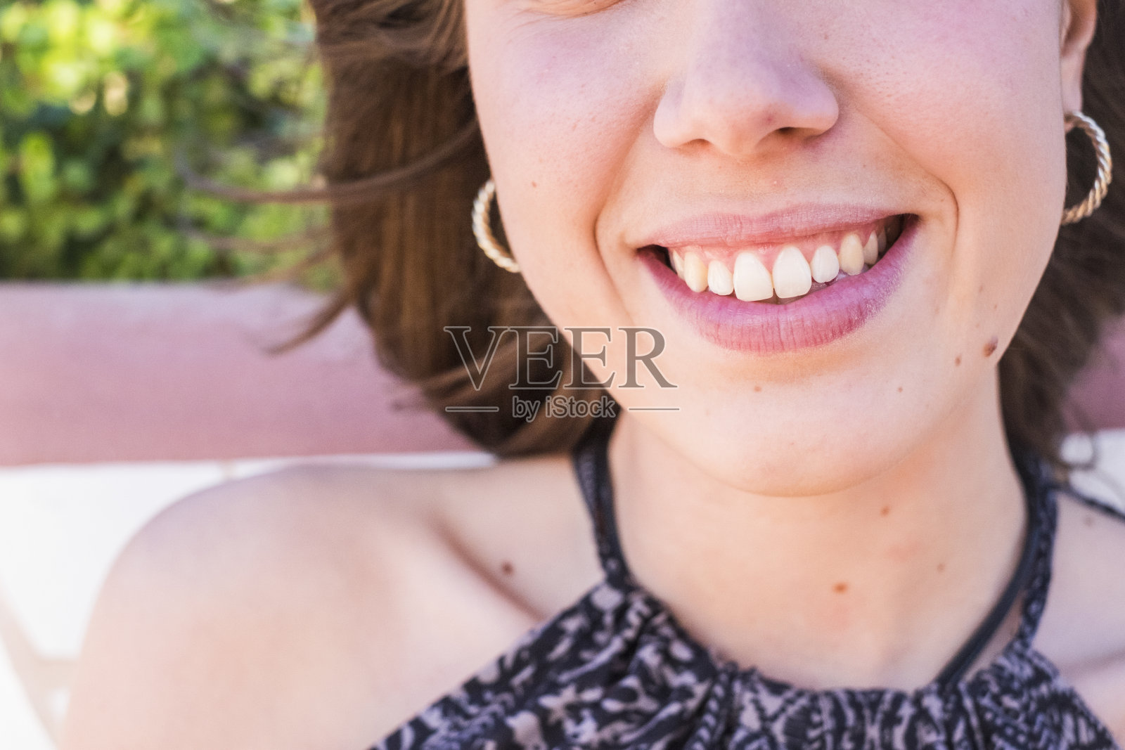 一个年轻女子的近距离微笑与完美的牙齿照片摄影图片