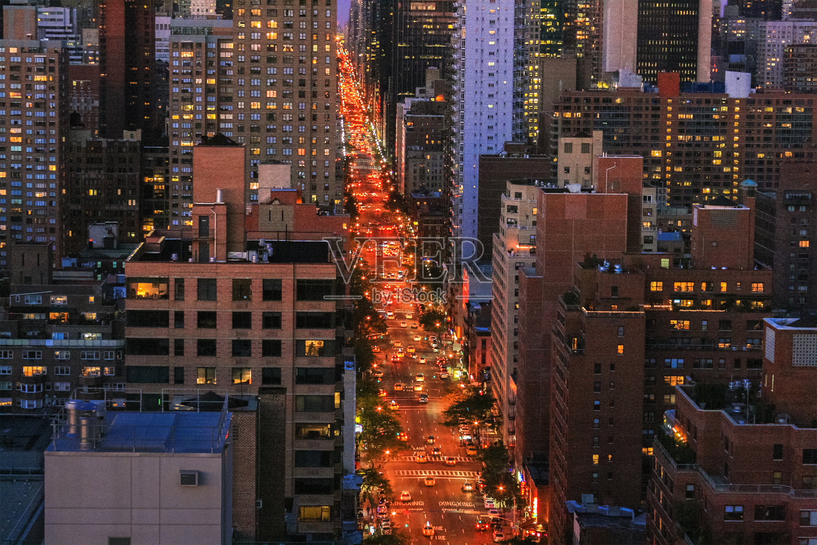 沿第三大道日落与曼哈顿中城高楼，纽约市。照片摄影图片