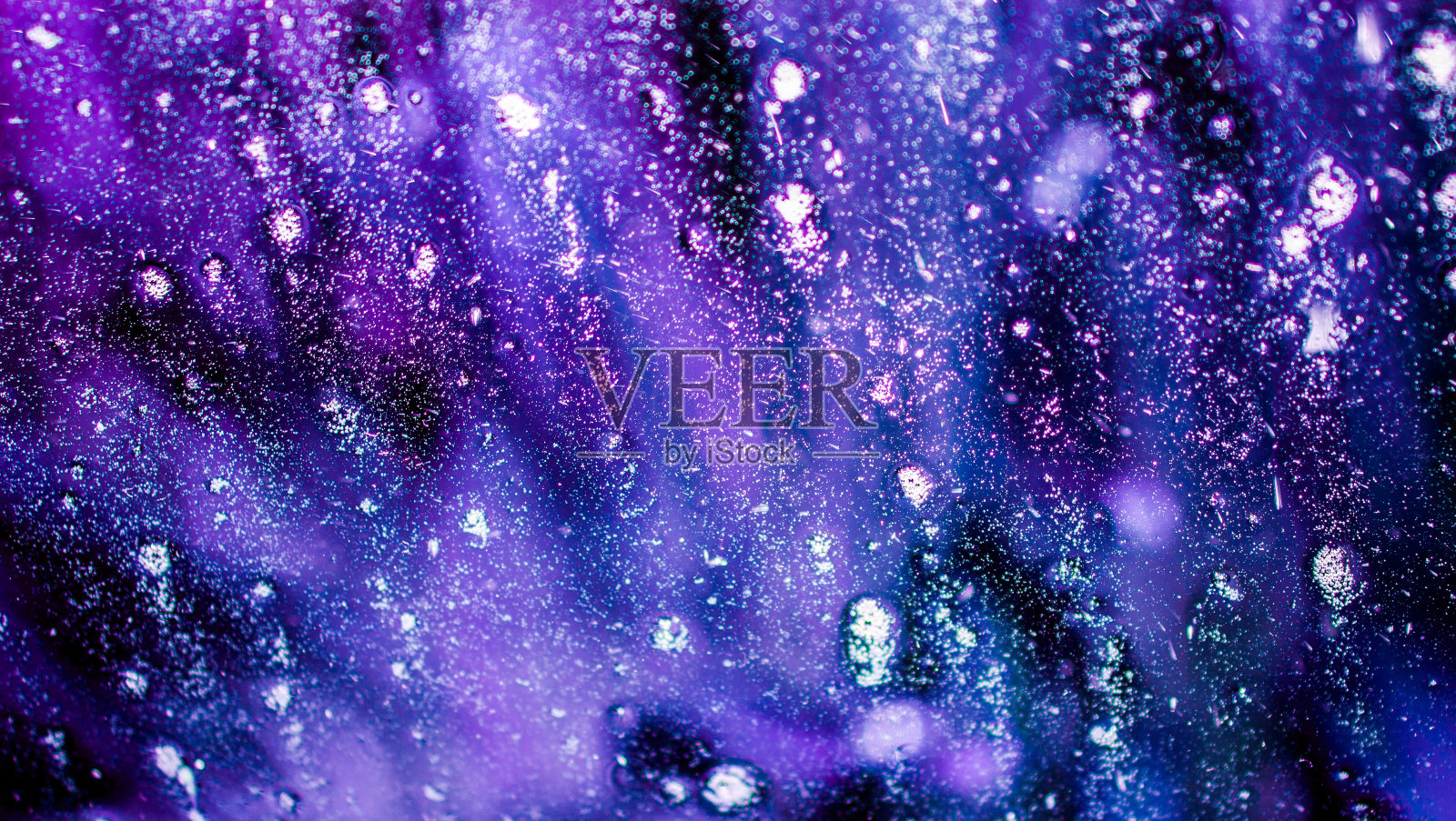 梦幻般的蓝色、紫色、黑色、白色洗车皂和泡沫在窗户上形成一个壮观的背景照片摄影图片