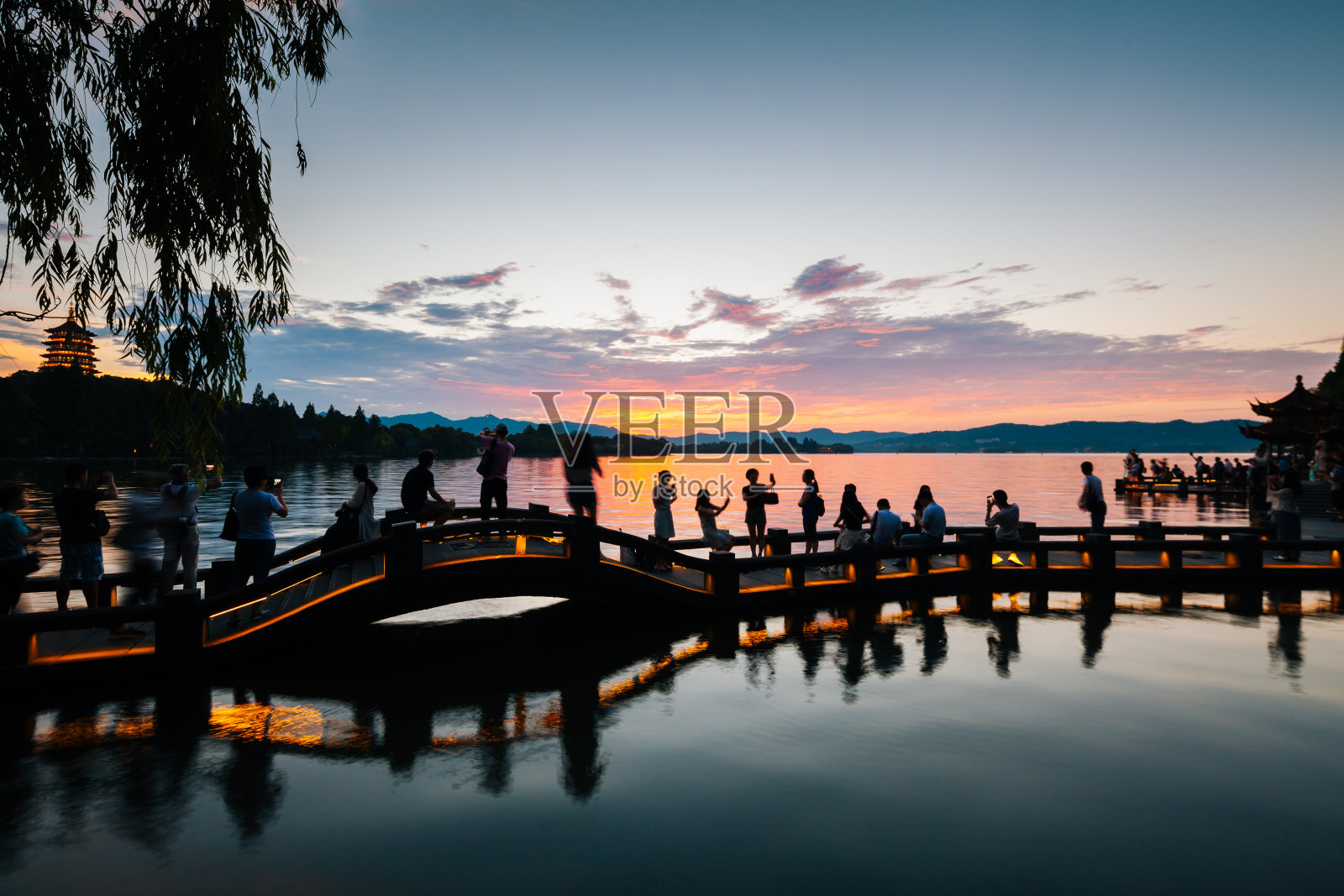 杭州西湖的壮观日落照片摄影图片