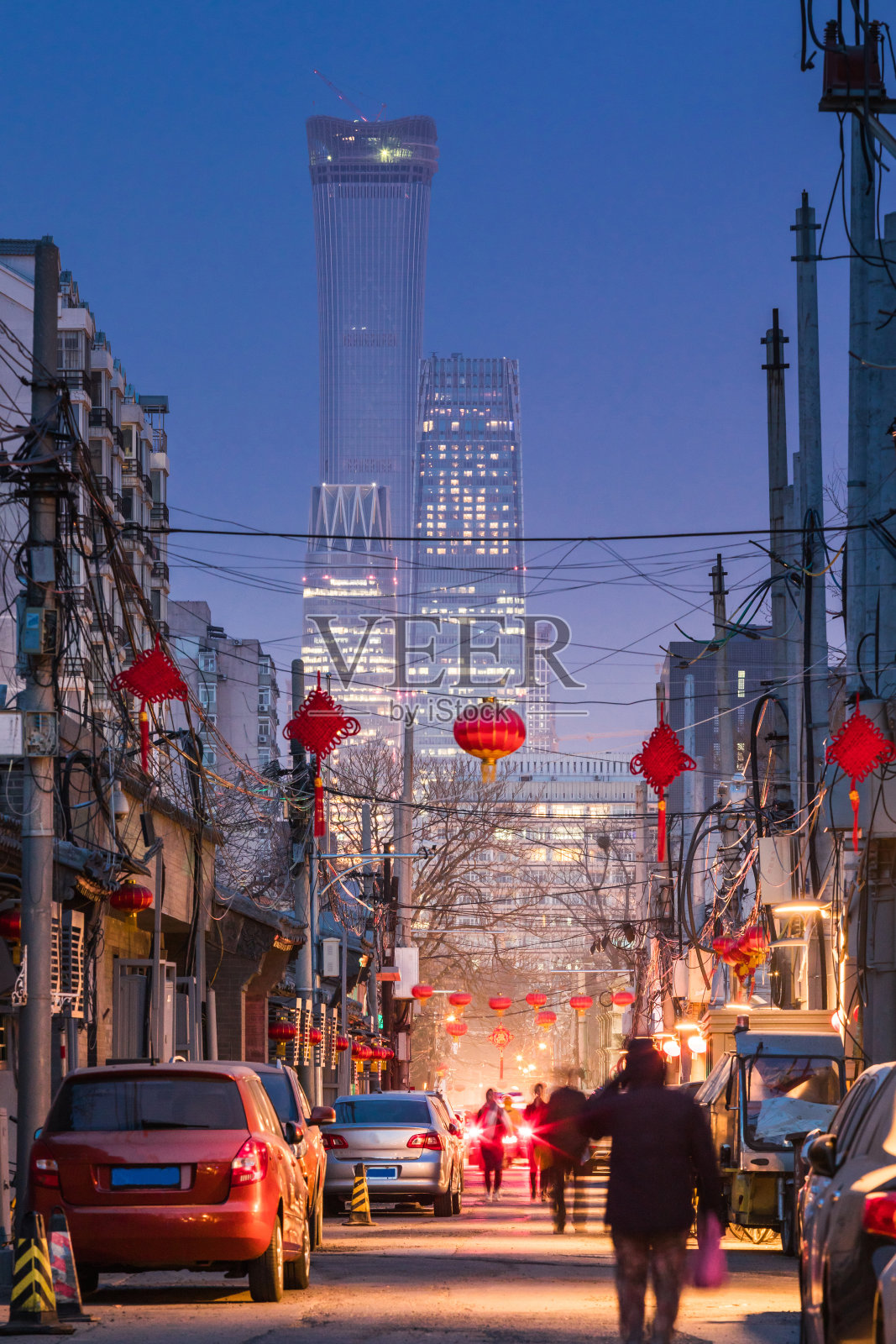 北京胡同及现代化写字楼夜景照片摄影图片