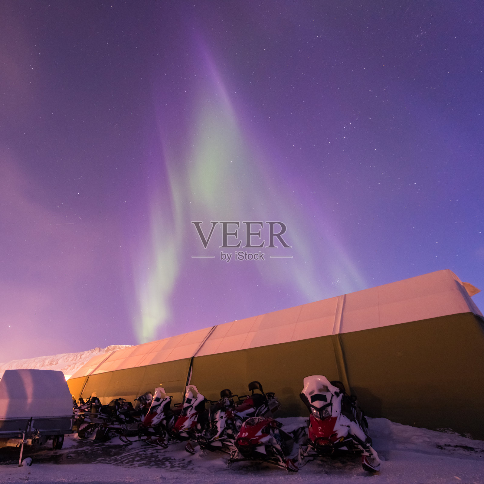 北极光北极光是挪威斯瓦尔巴特群岛的天星在朗伊尔城山脉照片摄影图片