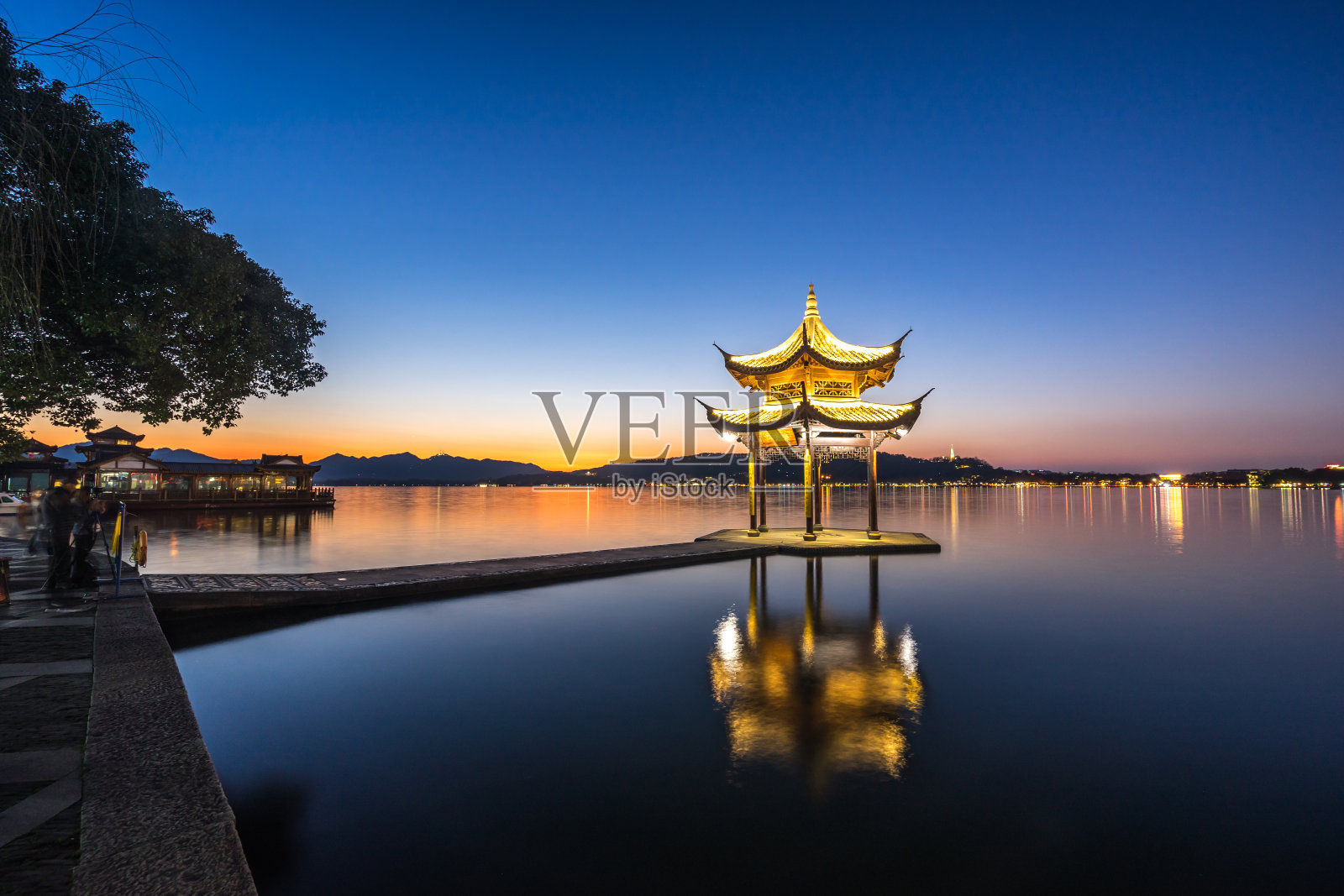 中国杭州集贤阁，日落时分照片摄影图片